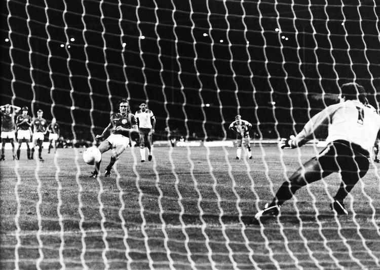 LEGENDARISK. Danmarks seneste mål på Wembley scorede Allan Simonsen på straffespark mod Peter Shilton i 1983. 