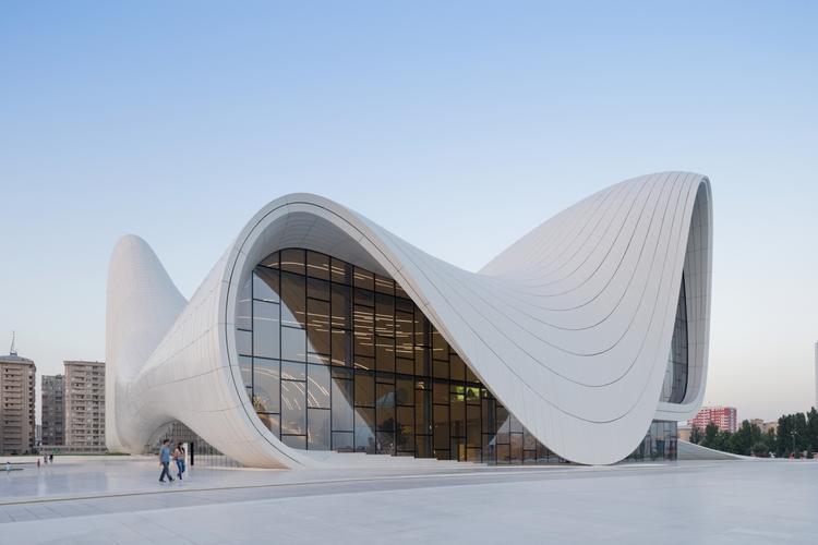 Koncertbygning. Heydar Aliyev Center er tegnet af Zaha Hadid, herhjemme bedst kendt for sin tilbygning til Kunstmuseet Ordrupgaard. 