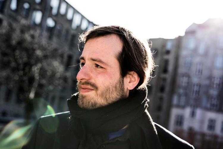 Debut. Jonas Suchanek er tjekkiskfødt og var omkring 8 år, da hans mor og daværende stedfar forlod Tjekkoslovakiet i 1989. Han tager hul på sit forfatterskab ved at bearbejde sin tidlige barndom. 