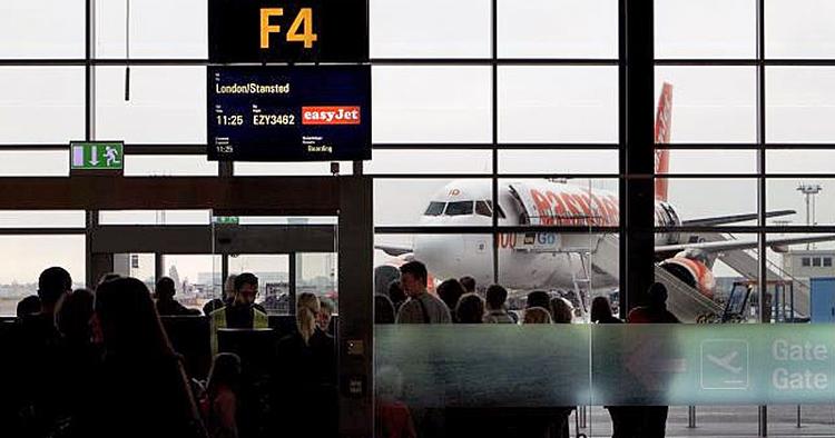 Afrejse. Britiske easyJet er et af de selskaber, der har allerflest flyvninger fra Københavns Lufthavn. 