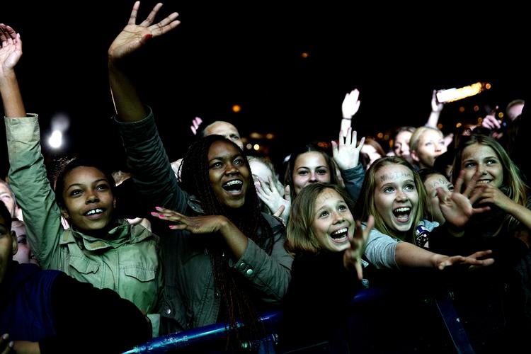 tætpakket. Tivoli havde sidste år rekordmange publiummer til Fredagsrock. Her ses nogle af dem til en koncert med Nabiha og Shaka Loveless. (arkivfoto) 