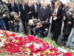 MINDESTED. Carl Bildt og Martin Lidegaard lægger blomster på Uafhængighedspladsen i Kijev. 