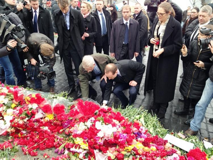 MINDESTED. Carl Bildt og Martin Lidegaard lægger blomster på Uafhængighedspladsen i Kijev. 