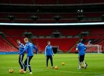CENTRUM. Jakob Poulsen (i midten) måtte en omvej for at komme til England, men han kunne så nyde roserne fra landstræner Morten Olsen, da der blev trænet på Wembley. 