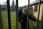 stavnsbundet. Politiken fortalte i går om Bente og Steen Johansen, som i tre år forgæves har forsøgt at sælge deres hus i Kirke Såby på Midtsjælland. Ejendomsmæglerne fortalte, at der var mulige købere, men at ingen af dem kunne låne penge til købet. 