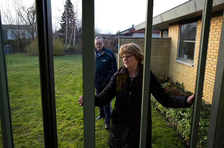 stavnsbundet. Politiken fortalte i går om Bente og Steen Johansen, som i tre år forgæves har forsøgt at sælge deres hus i Kirke Såby på Midtsjælland. Ejendomsmæglerne fortalte, at der var mulige købere, men at ingen af dem kunne låne penge til købet. 