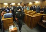 Retssag. Oscar Pistorius har støtte af en del af sin familie under retssagen mod ham. Bag han i retten sidder blandt andet både hans bror og søster samt hans onkel. Retssagen er berammet til tre uger. Retten skal afgøre, om Oscar Pistorius skød og dræbte sin kæreste, Reeva Steenkamp, med fuldt overlæg eller ej. 