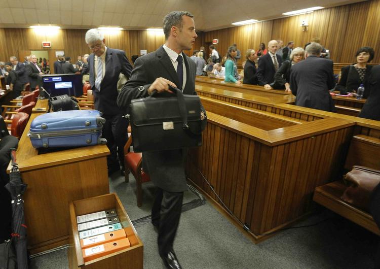Retssag. Oscar Pistorius har støtte af en del af sin familie under retssagen mod ham. Bag han i retten sidder blandt andet både hans bror og søster samt hans onkel. Retssagen er berammet til tre uger. Retten skal afgøre, om Oscar Pistorius skød og dræbte sin kæreste, Reeva Steenkamp, med fuldt overlæg eller ej. 