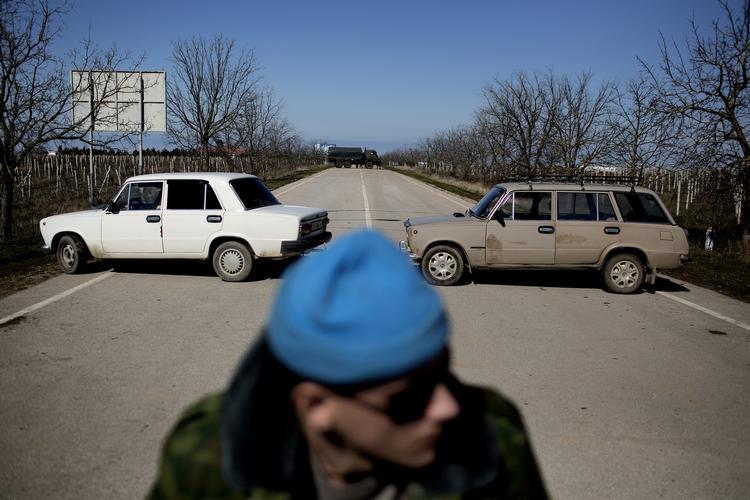 Krim. Prorussiske demonstranter har spærret adgangsvejen til Belbek lufthavnen uden for Sevastopol på den ukrainske halvø Krim. 