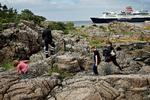 dyrt? Bornholmerne mener, at det er alt for dyrt at sejle med færgen, og transportministeren forstår deres bekymring, men gør opmærksom på, at fragtpriserne blev sat ned med 30 procent i 2005. 
