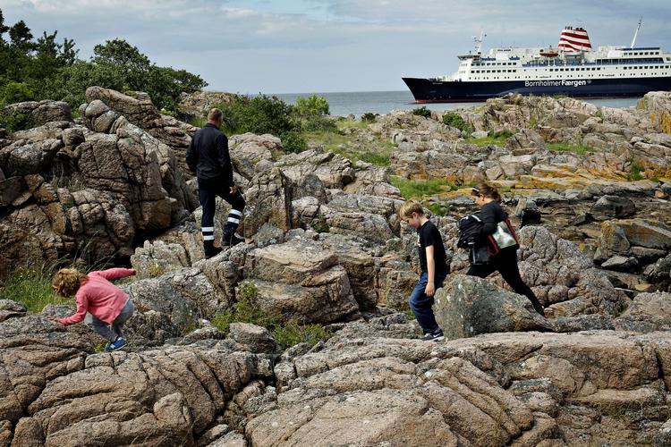 dyrt? Bornholmerne mener, at det er alt for dyrt at sejle med færgen, og transportministeren forstår deres bekymring, men gør opmærksom på, at fragtpriserne blev sat ned med 30 procent i 2005. 