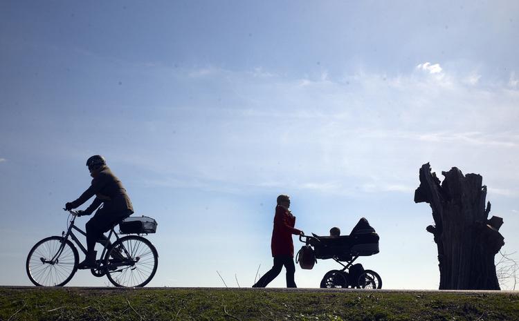 ramt. Omkring 43.000 familier bliver berørt af ændringerne af børnechecken. 5.000 mister den helt. 