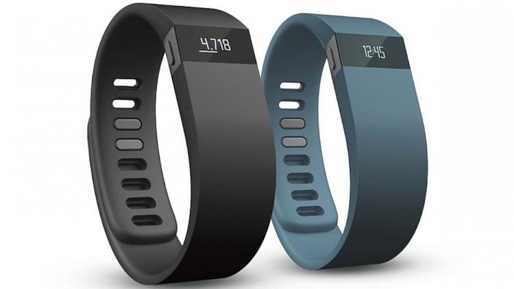 HUDUVENLIG. FitBits Force-armbånd kan både tælle dine skridt, måle din puls, tjekke hvordan du sover om natten og vise, hvad klokken er. Men det kan også give dig udslæt. (FOTO: PR/FitBit) 
