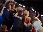 Stjerneparade. Kevin Spacey, Angelina Jolie, Julia Roberts, Brad Pitt og Jennifer Lawrence er nogle af de skuespillere, der kom med på Ellen DeGeneres selfie. 