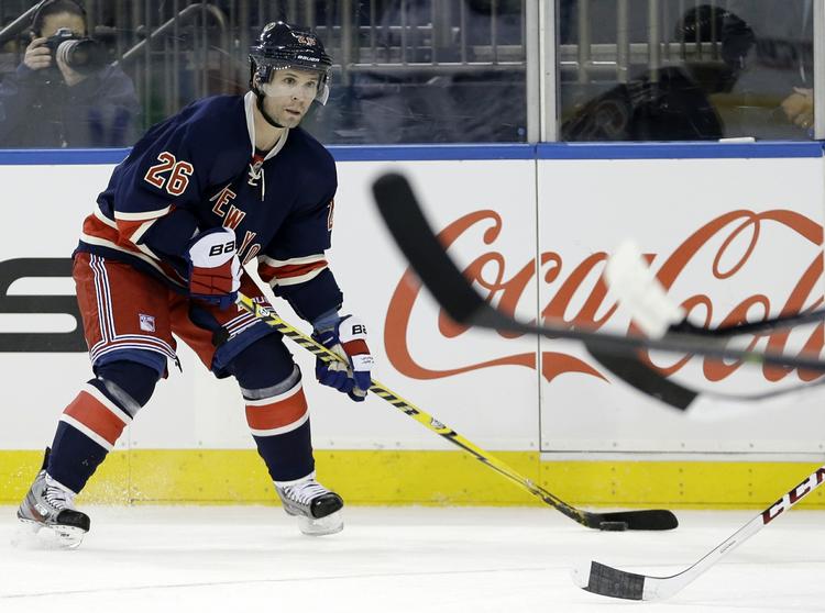 Lynskifte. OL-guldvinderen debuterede for sit nye hold, samme dag han underskrev kontrakten. New York Rangers og Martin St. Louis tabte 3-2 til Toronto Maple Leafs. 
