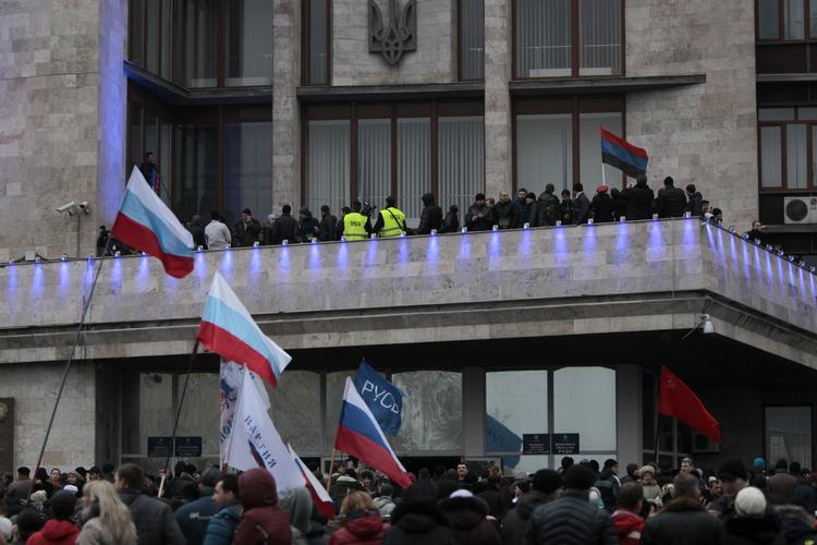 Sympati. Pro-russiske demonstranter i Donetsk var i går på gaden for at demonstrere mod den nye regering i Kijev. 