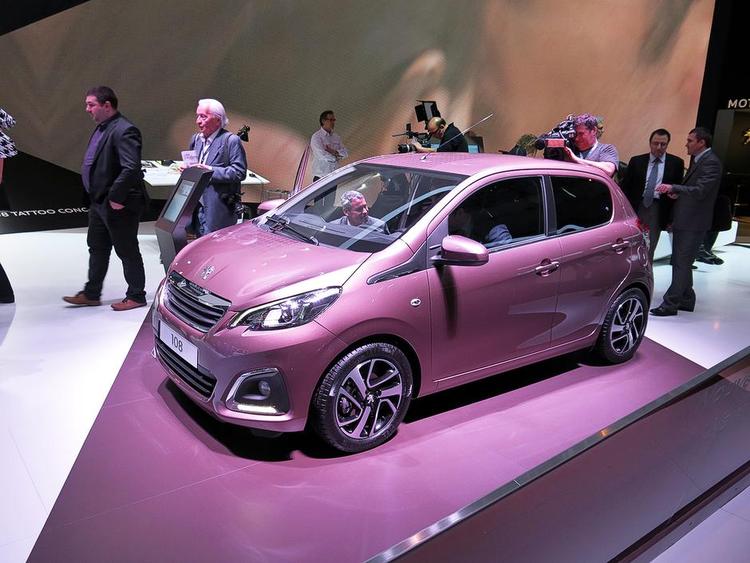 nyskabelse. Peugeot 108 afløser 107. Den er stadig nært beslægtet med Citroën C1 og Toyota Aygo. Trillingerne er klar i Danmark i juni. 