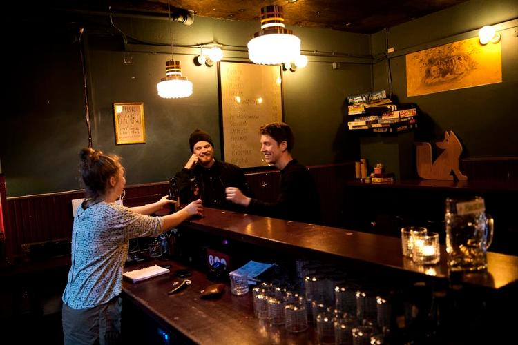 fyraften. Bar Ræv i Rantzausgade vil gerne være det sted, du går hen og får en øl efter arbejde. Og tilsyneladende ikke til så meget andet end det. 