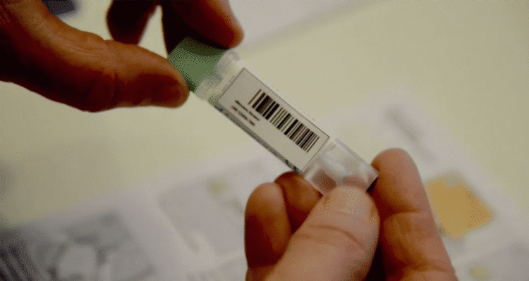 retur. Denne lille pipette med en afføringsprøve skal sendes tilbage i svarkuverten, og efter 10 dage får man svar på prøven. 