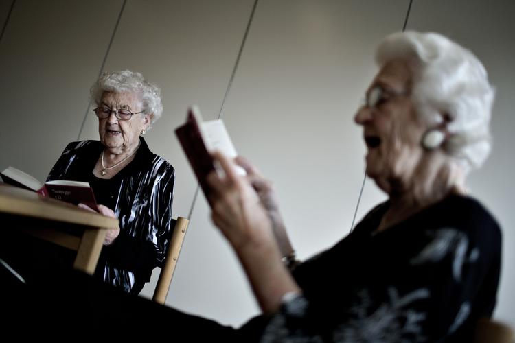 Bekymringer. Knap 30 procent af de danske kvinder over 75 år angiver, at de har  et højt stressniveau. Det samme gælder for godt 20 procent af mændene. (arkivfoto - kvinderne på billedet har ikke deltaget i undersøgelsen) 