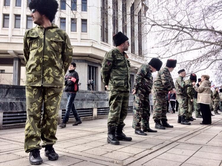 Soldater med kosakhuer står hele vejen rundt omkring parlamentet i hovedbyen Simferopol på Krim-halvøen i Ukraine. 