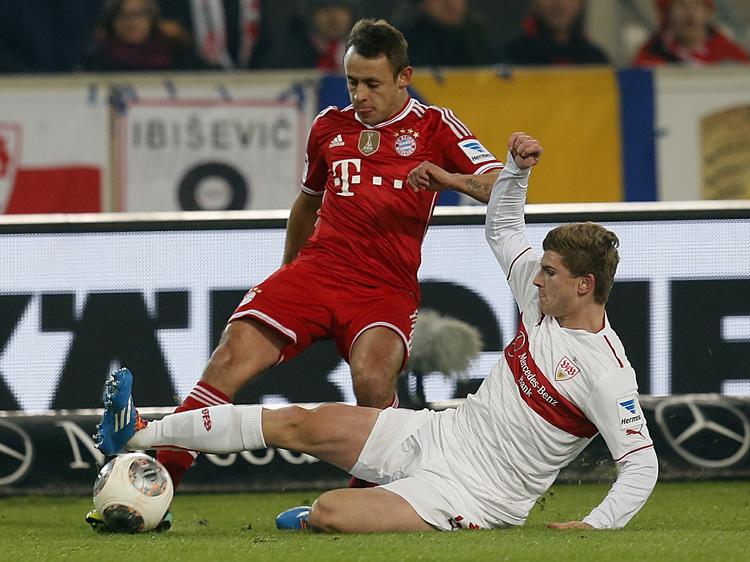 Respektløs. Timo Werner (th) i infight med Bayern-stjernen Rafinha. 