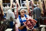 arbejde. Hver arbejdsdag bliver der slagtet omkring 2.000 svin på Danish Crowns slagteri på Bornholm. Nu kan det snart være slut efter 123 år. 