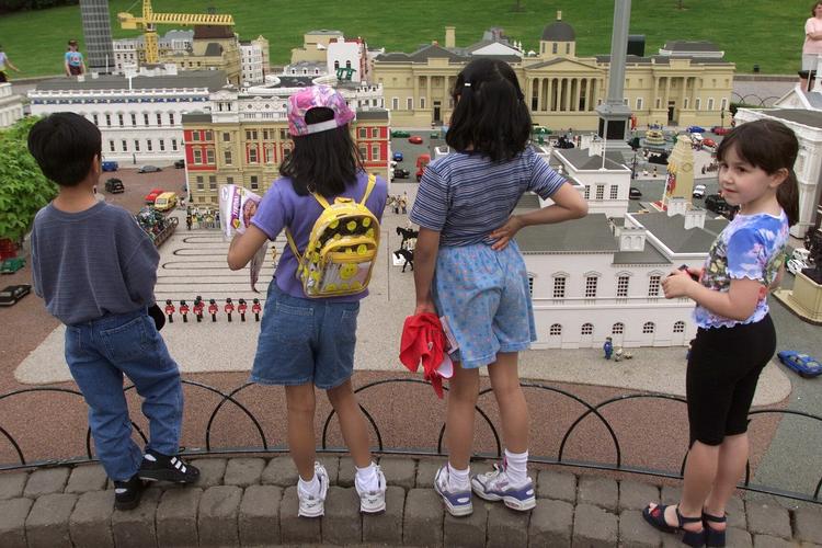 Aflysning. Legoland uden for London og det tilhørende hotel var blevet lejet af en organisation ved navn Den Muslimske Research og Udviklingsfond, og 1.000 familier havde planlagt at tilbringe weekenden der, men efter flere trusler fra højreekstremistiske grupper har Legoland besluttet at lukke hotellet i weekenden.  - Arkivfoto: 