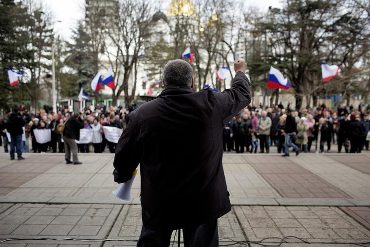 Krim. Prorussisk demonstration foran parlamentet i Simferopol på Krim. Kosakker omringer parlamentsbygningen - samtidig vedtager politikerne inden for, at Krim skal være en del af Rusland. 