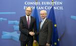 Sanktioner. EU stopper forhandlinger om visa-liberalisering og en større økonomisk aftale med Rusland. Det siger EU-præsident Herman Van Rompuy (th.), som tidligere i dag mødtes med den fungerende ukrainske ministerpræsident, Arsenij Jatsenjuk. 