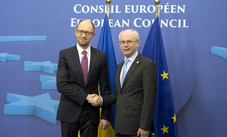 Sanktioner. EU stopper forhandlinger om visa-liberalisering og en større økonomisk aftale med Rusland. Det siger EU-præsident Herman Van Rompuy (th.), som tidligere i dag mødtes med den fungerende ukrainske ministerpræsident, Arsenij Jatsenjuk. 