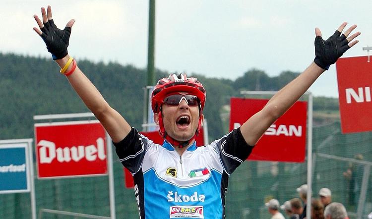 Hurtigst. Den 24-årige italiener Diego Ulissi (Lampre-Merida) var hurtigst i spurten, da fire mand holdt hjem til målet i Camaiore tre sekunder foran en hidsigt jagtende forfølgergruppe på cirka 50 mand. 