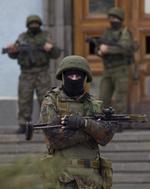 Krim-konflikt. Russiske tropper uden nationalitetsmærker bevogter den lokale parlamentsbygning i Simferopol, Krim, for fire dage siden. Nu har paramilitser også besat et partihovedkvarter andetsteds i byen. 