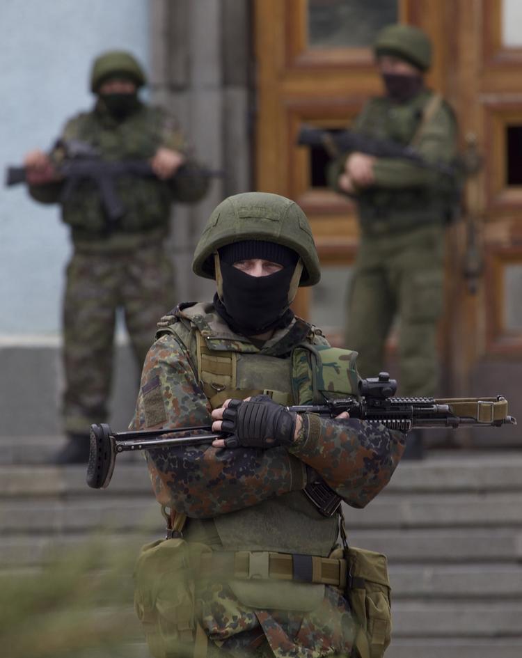 Krim-konflikt. Russiske tropper uden nationalitetsmærker bevogter den lokale parlamentsbygning i Simferopol, Krim, for fire dage siden. Nu har paramilitser også besat et partihovedkvarter andetsteds i byen. 