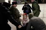 Krim. En kvindelig Femen-aktivist blev angrebet af en vred prorussisk folkemængde i Krim-hovedbyen Simferopol, mens de råbte »Stop Putins krig, Stop Putins krig«. En fik peberspray i øjnene og blev slæbt hen langs jorden på arme og ben, som var hun et kreatur. 