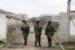Krim. Det er blandt andet soldater som disse, de danske og internationale OSCE-observatører skal forsøge at finde ud af, hvem er, når de skal afrapportere efter deres inspektion på den ukrainske halvø Krim. 