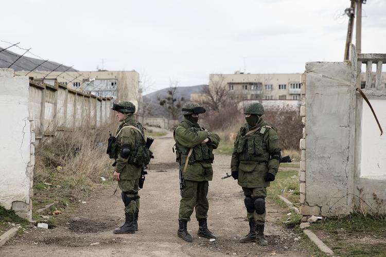 Krim. Det er blandt andet soldater som disse, de danske og internationale OSCE-observatører skal forsøge at finde ud af, hvem er, når de skal afrapportere efter deres inspektion på den ukrainske halvø Krim. 