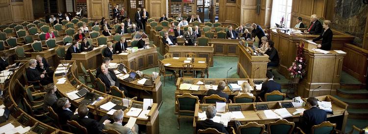 Partihop. Politikere, der skifter parti midt i en valgperiode, bør træde ud af Folketinget, mener et flertal. 