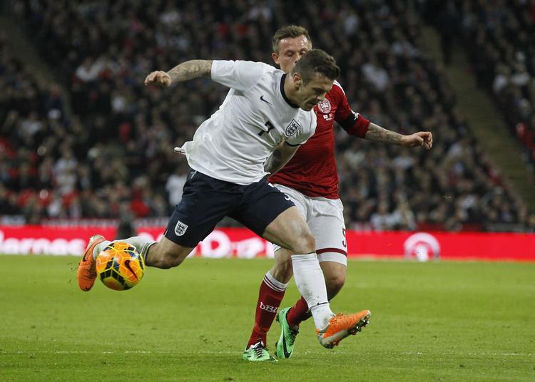 SKADET. Trods en hård medfart i første halvleg kunne Jack Wilshere spille en time mod Danmark, men det har vist sig, at han har pådraget sig et brud i foden. 