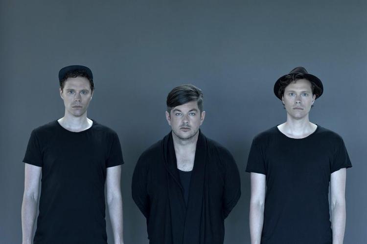 Antiironisk pop. The Mountains består af Michael Møller (i midten) og Fridolin og Frederik Nordsø. 