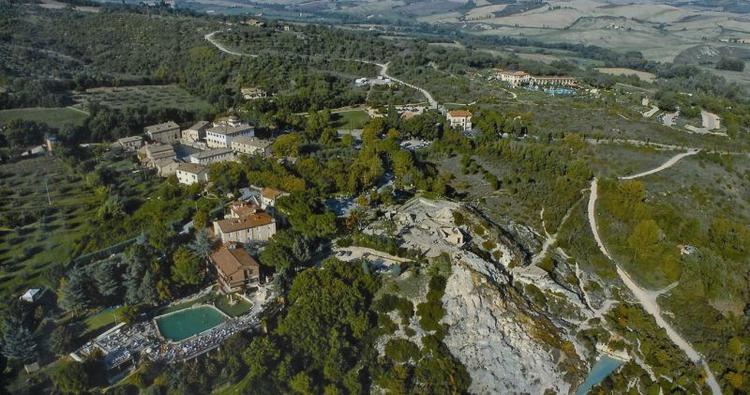 Udflugt. Der er masser af spændende og charmeremde middelalderbyer, der skal opleves i Toscana og omegn. 