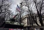 uro. Fra denne tank, der er et lokalt mindesmærke i Simferopol, vajer Krims flag 