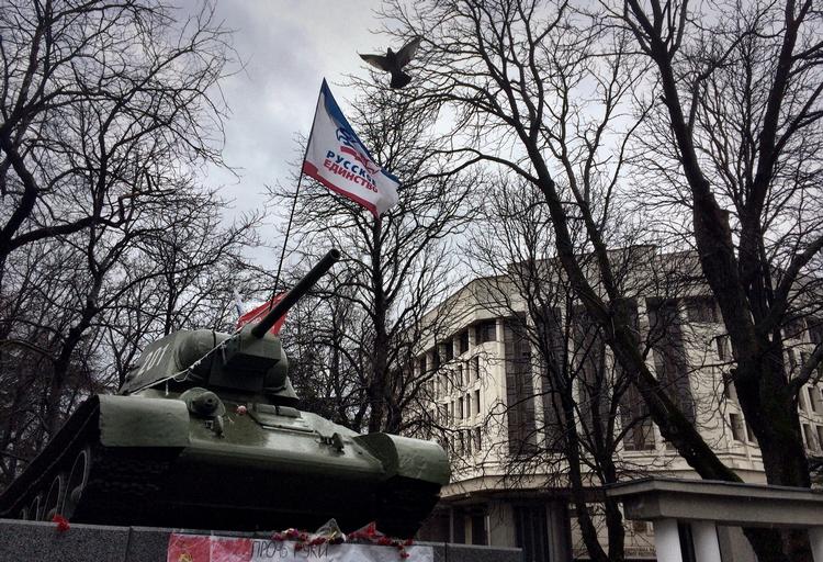 uro. Fra denne tank, der er et lokalt mindesmærke i Simferopol, vajer Krims flag 