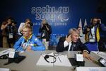 PRESSEMØDE. På dagen for åbningsceremonien meddelte formanden for Ukraines paralympiske fobund,  Valeriy Sushkevich (th.), at Grygorii Vovchinskyi (tv.) og de øvrige ukrainerer deltager ved vinter-OL. 