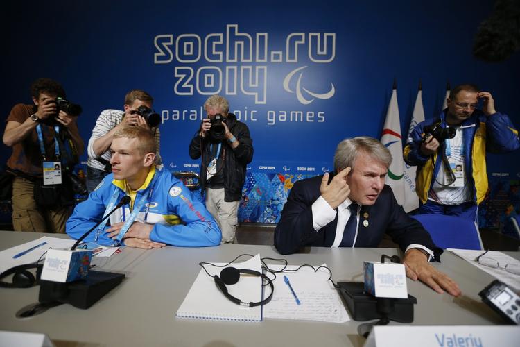 PRESSEMØDE. På dagen for åbningsceremonien meddelte formanden for Ukraines paralympiske fobund,  Valeriy Sushkevich (th.), at Grygorii Vovchinskyi (tv.) og de øvrige ukrainerer deltager ved vinter-OL. 