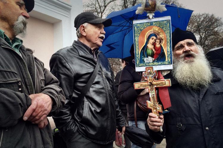 Krim. Ortodokse præster demonstrerer i Simferopol. 