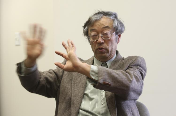 nejnej. Sathoshi Nakamoto vifter afværgende med hænderne: Nej, jeg er ikke manden bag bitcoinen. 