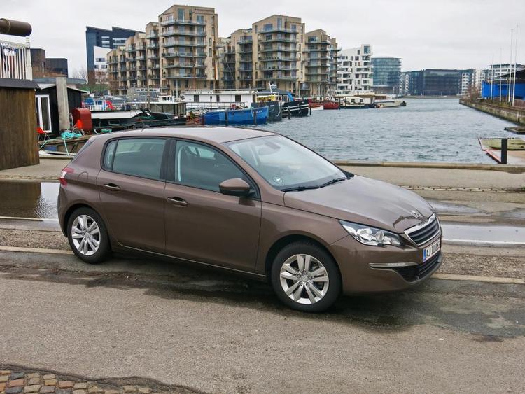 kneben. Peugeot 308 har størrelsen til at være en rummelig familiebil, men benpladsen på bagsædet skuffer. 
