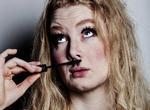 DULLEGREJ. Det harmer Sanne Søndergaard, at hun ved at bruge makeup er med til at finansiere skønhedsindustriens reklamer, som får alle naturlige udgaver til at føle sig utilstrækkelige. Bemærk venligst, at hun bruger kunstige øjenvipper og altså er »fucking fake ligesom i reklamerne«, for så god er ingen mascara. 