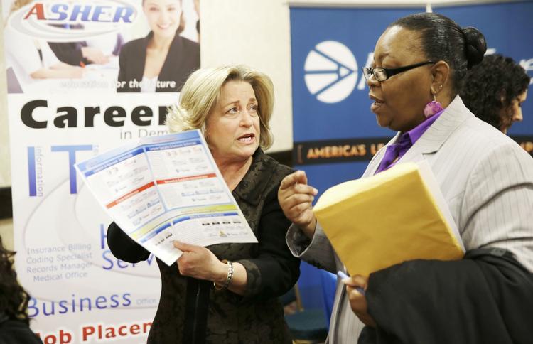 jobjagt. Monic Spencer (tv.) søger arbejde på en jobmesse i Dallas i begyndelsen af året. Hun får sig en snak med jobformidler Valera Kulow. 